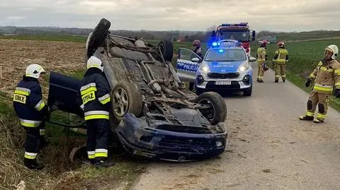 Zjechał z prostej drogi i dachował w rowie. Wydmuchał trzy promile