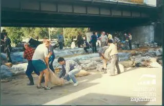 Mieszkańcy wzmacniają wały na ulicy Komandorskiej
