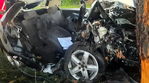 Kierowca był pod wpływem alkoholu, wjechał w drzewo. Nie żyje 19-letni pasażer