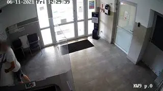 Policja ma nagranie z monitoringu, na którym widać, jak mężczyzna sprawdza trzeźwość