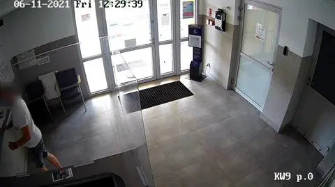 Policja ma nagranie z monitoringu, na którym widać, jak mężczyzna sprawdza trzeźwość