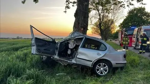 Wyprzedzał rowerzystę, uderzył w drzewo. 19-latek nie żyje