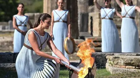 Olimpijski ogień już płonie. Sztafeta ruszyła