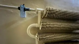 Metalowe klamry na zaworach od kaloryferów