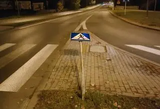 Kierowca uszkodził znak drogowy na rondzie