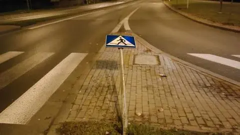 Uszkodził znak i uciekł. Policjanci znaleźli go po śladach oleju
