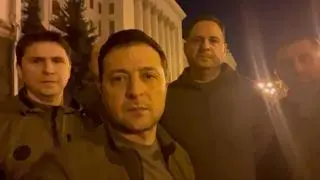 Wołodymyr Zełenski wraz z innymi przedstawicielami władz na ulicach Kijowa