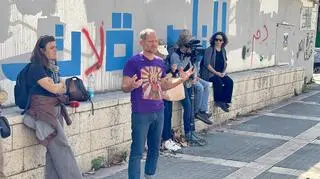 Przez lata malowano tutaj polityczne grafitti, wielokrotnie zamalowywane. Obecnie na murze znajduje się wykonany na zlecenie władz miasta napis "witamy w Nazarecie" (przy którym ktoś dopisał "nie")