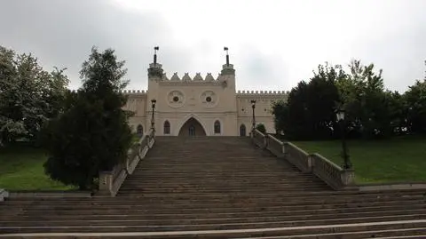 Zamieszanie wokół schodów. Były częścią instalacji artystycznej, teraz trzeba je naprawić