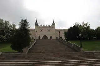 Tak wyglądały schody jeszcze przed rozpoczęciem tworzenia instalacji artystycznej 