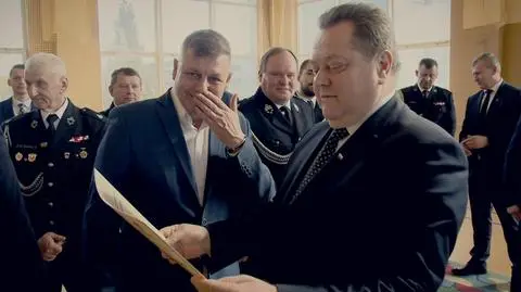 Posłowie PiS rozdają tekturowe czeki na publiczne pieniądze. "To jest obrzydliwe, to jest niedemokratyczne"