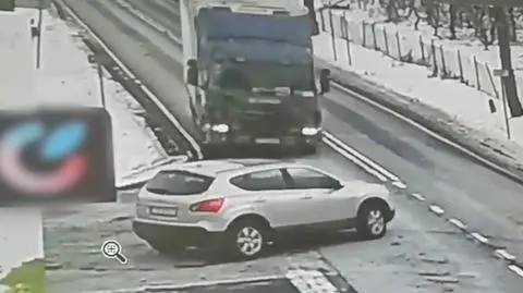 Wyjechał wprost pod ciężarówkę. Błyskawiczny manewr kierowcy tira uratował mu życie