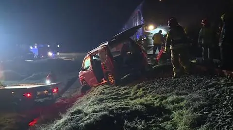 Samochód zderzył się z pociągiem. Matka i dwójka dzieci w szpitalu