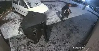 Mężczyzna uszkodził na parkingu samochód i szlaban
