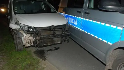 Ukradł auto, uciekał przed policją i uderzył w bok radiowozu