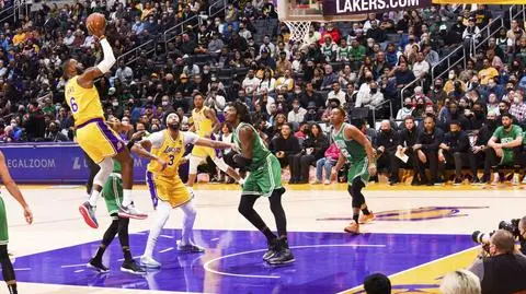 Znakomita skuteczność Jamesa i pewny triumf Lakersów