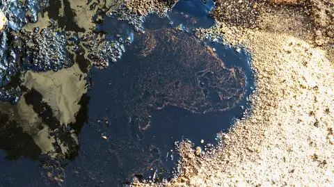 Miliony litrów ropy wyciekło. Służby wciąż szukają źródła