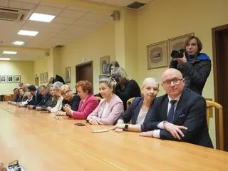 Nowi radni KO z urzędującym jeszcze prezydentem Markiem Wojtkowskim na pierwszym planie