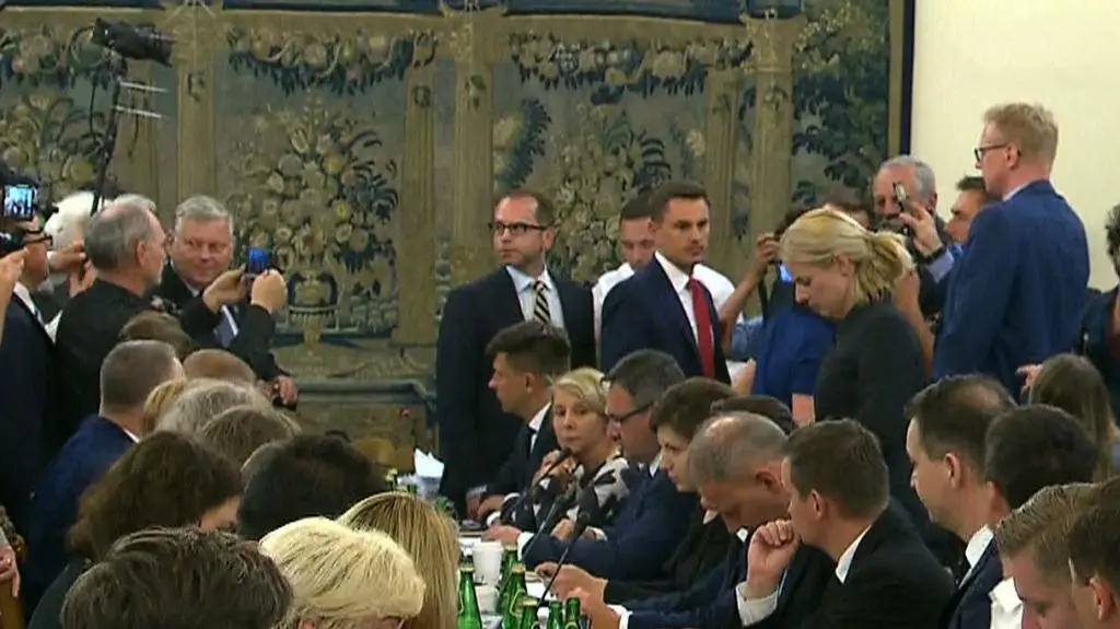 PiS odrzuca poprawki opozycji ta śpiewa hymn