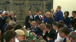 PiS odrzuca poprawki opozycji, ta śpiewa hymn