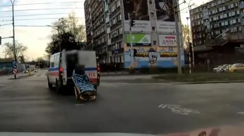 Z karetki wypadły nosze