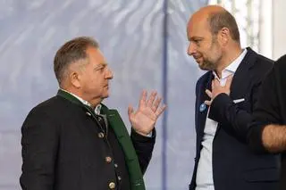 Robert Makłowicz jest ambasadorem Karpat na Widelcu. Na zdjęciu z prezydentem Rzeszowa, Konradem Fijołkiem 