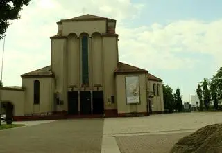 Poród przed kościołem. Chłopiec miał się urodzić za trzy miesiące