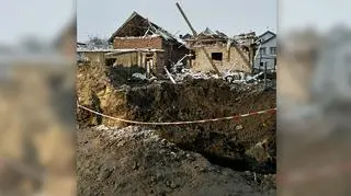 Zniszczony dom po rosyjskim ostrzale Lwowa