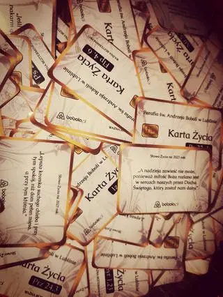 Księża przygotowują "Karty Życia". Przypominają karty kredytowe