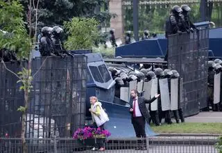 Oddziały OMON-u przed pałacem prezydenckim