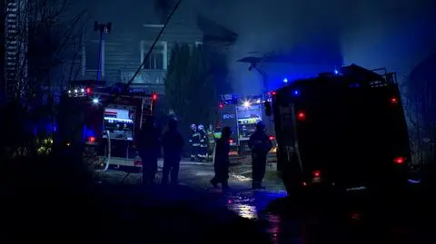 Pożar domu, wybuch butli z gazem uszkodził wozy strażackie