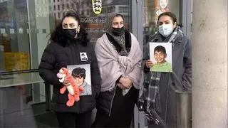 Rodzina zamordowanego 13-latka przed budynkiem sądu 