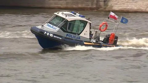 Policjanci z komisariatu wodnego pomogli nastoletnim harcerzom