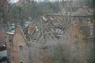 Robotnicy znaleźli dokumenty na strychu