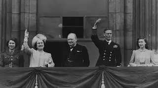 Królowa Elżbieta II z królewską parą i premierem Winstonem Churchillem podczas obchodów Dnia Zwycięstwa 8 maja 1945 roku