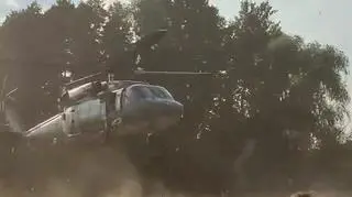 Moment zerwania linii energetycznej przez śmigłowiec Black Hawk