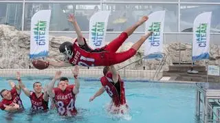 Aktualnie czytasz: Skok i plusk! Superman w wodzie