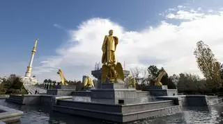 Złoty pomnik Turkmenbashiego, pierwszego prezydenta Turkmenistanu