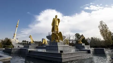 Złoty pomnik Turkmenbashiego, pierwszego prezydenta Turkmenistanu