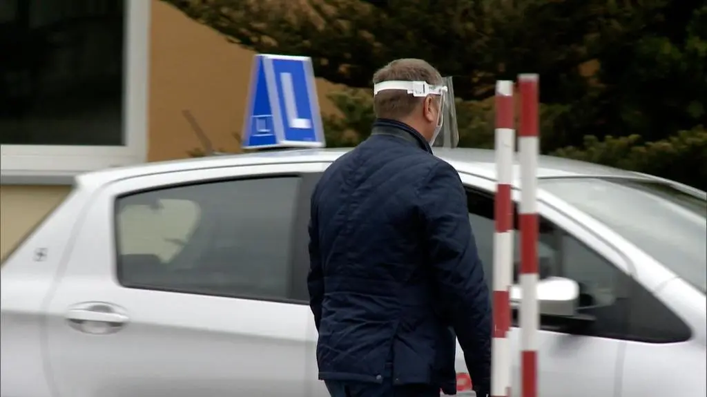 Egzaminator w przyłbicy