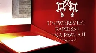 Pamiątkowa księga znajduje się w budynku Uniwersytetu Papieskiego w Krakowie