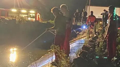 Dzieci zniknęły z podwórka. Przy zbiorniku wodnym znaleźli tylko klapki