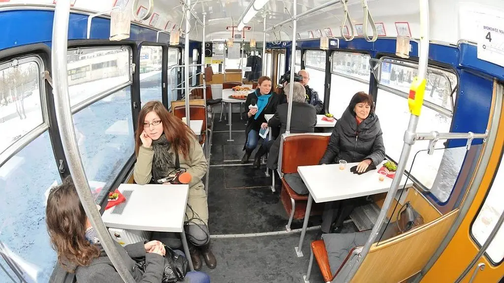 Klienci w tramwajowej kawiarni