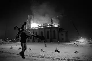 2013: Mężczyzna wynosi krzyż z płonącego kościoła w Orzeszu-Jaśkowicach.