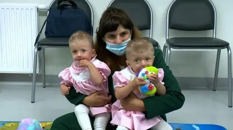 Bliźniaczki miały rzadką wadę. "Operacja była konieczna, by zrobić miejsce dla rosnącego mózgu"