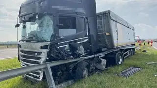 Ciężarówka zatrzymała się dopiero na pasie rozdzielającym jezdnie, niszcząc bariery energochłonne
