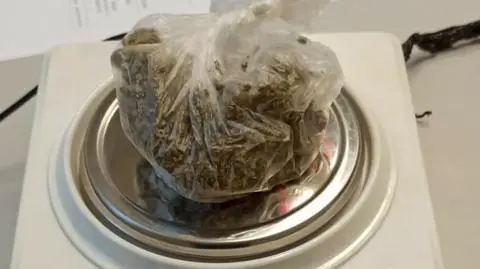 "Głupi żart" o samobójstwie skończył się zarzutami za posiadanie narkotyków