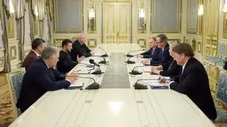 David Cameron w czasie rozmowy z Wołodymyrem Zełenskim 