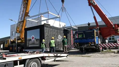 Przewieźli 25-tonowy moduł pod szpital