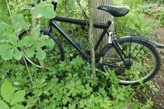 Z wody wyciągnęli ciało "nieznanego mężczyzny". Wiadomo, że wcześniej jechał na czarnym rowerze